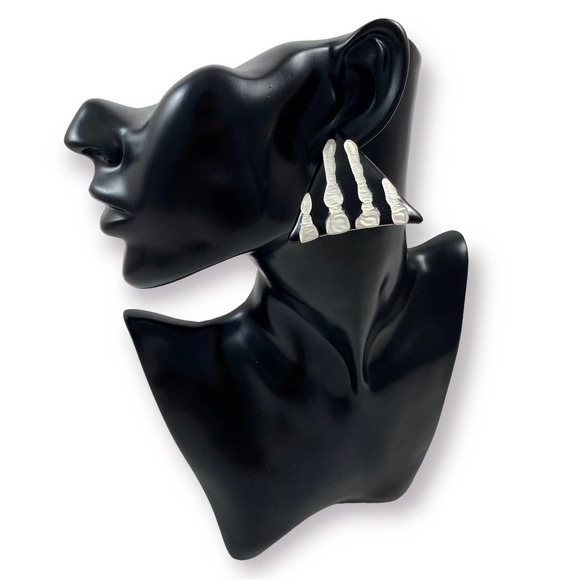 Vintage large triangular black and white pinstripe enamel earrings - Picture 3 of 11